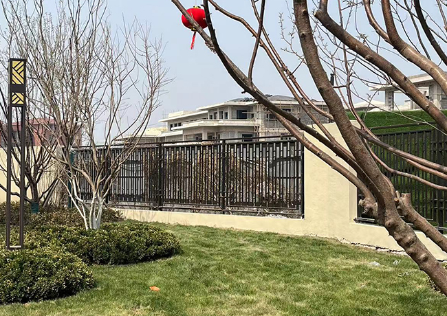 固安別墅區(qū)鐵藝圍墻護欄安裝完成